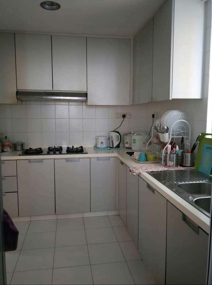 Master’s bedroom for rent @ The Esparis Condo