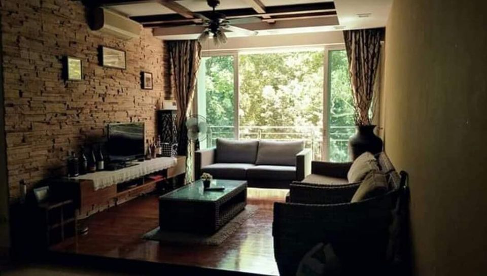 Master’s bedroom for rent @ The Esparis Condo