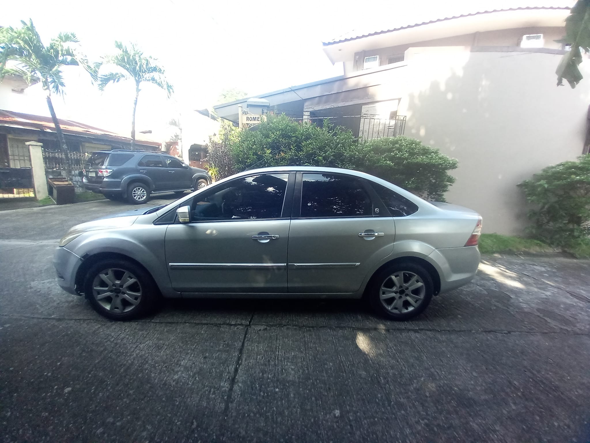 Ford focus sedan 2010 model