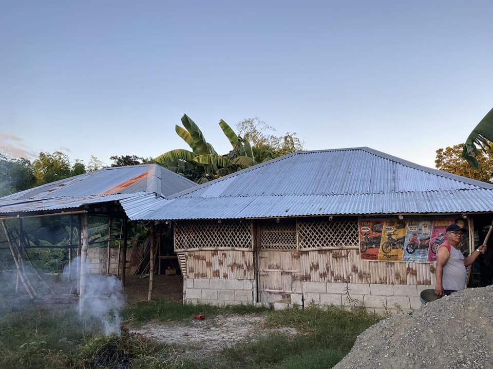 May resthouse na at sariling poso