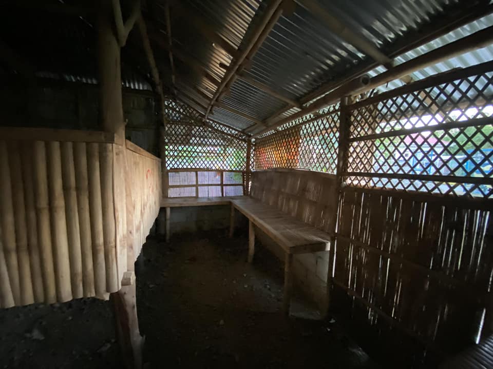 May resthouse na at sariling poso
