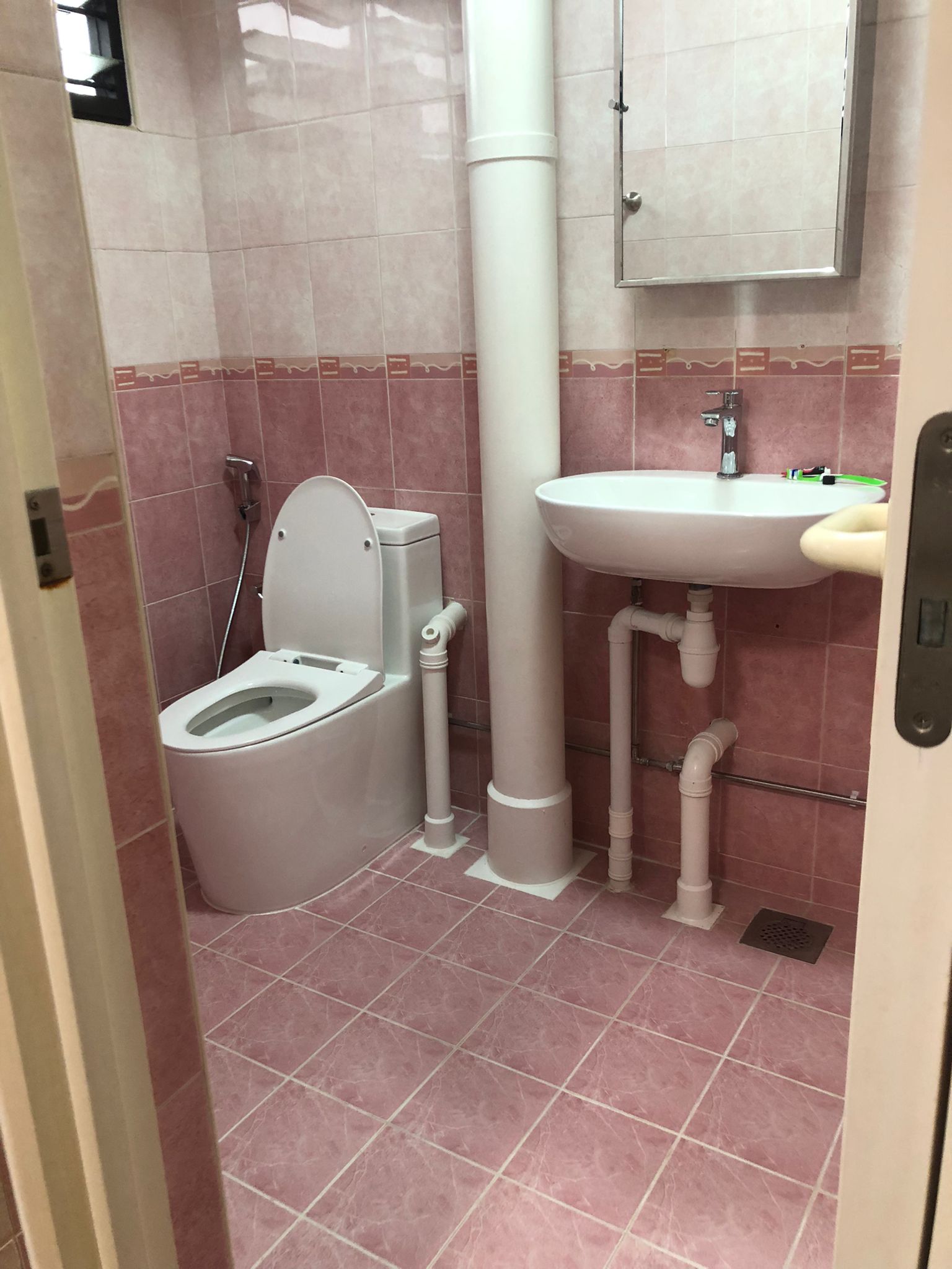 AVAILABLE COMMON ROOM for 1 FEMALE only