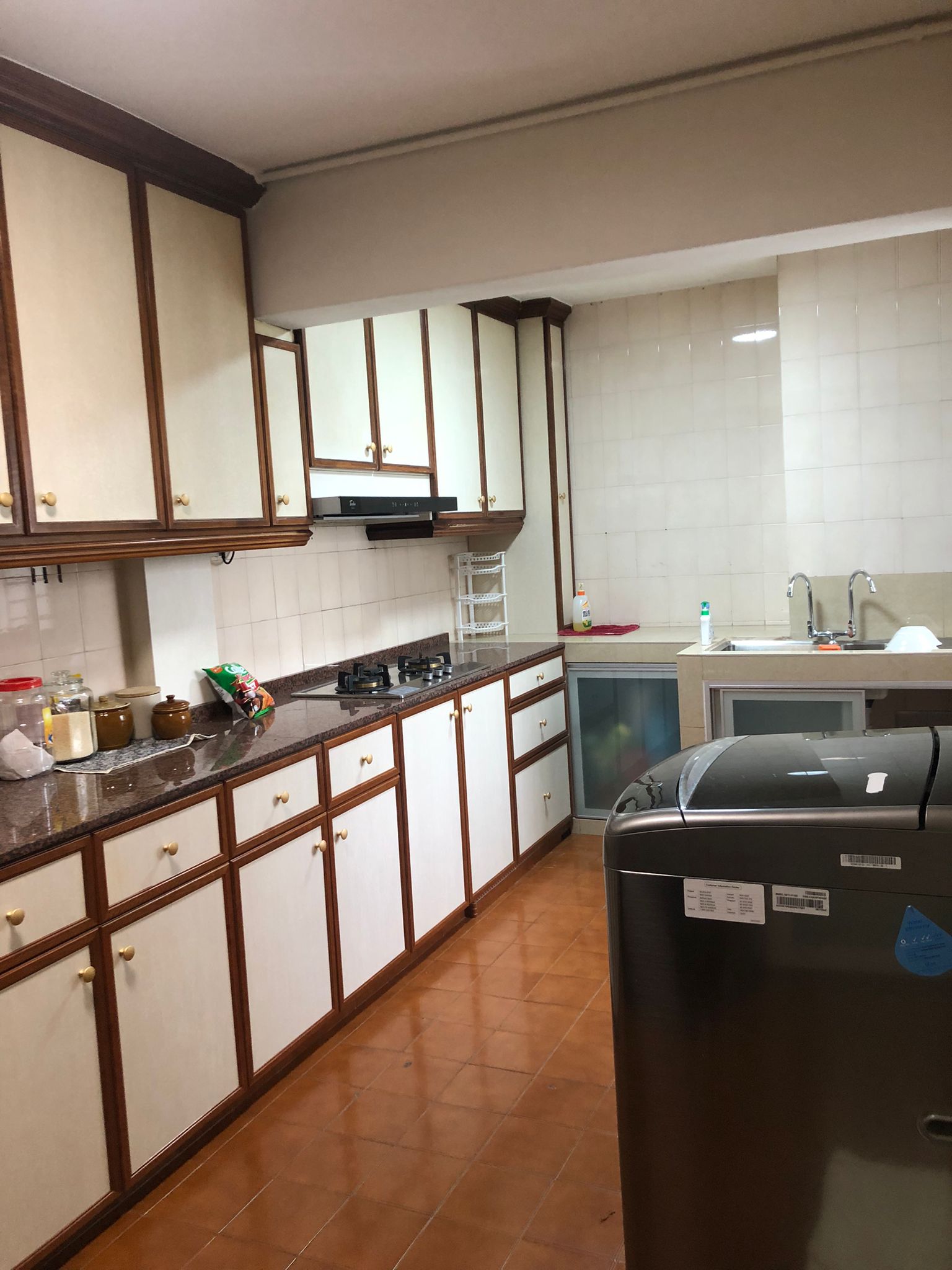 AVAILABLE COMMON ROOM for 1 FEMALE only